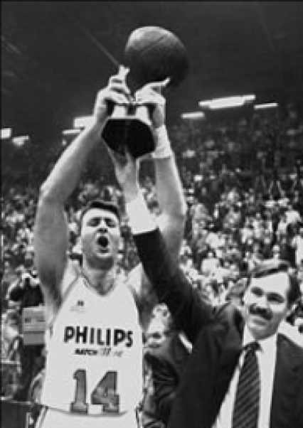 D'Antoni con la Coppa Korac conquistata con Milano nella stagione 1992/93